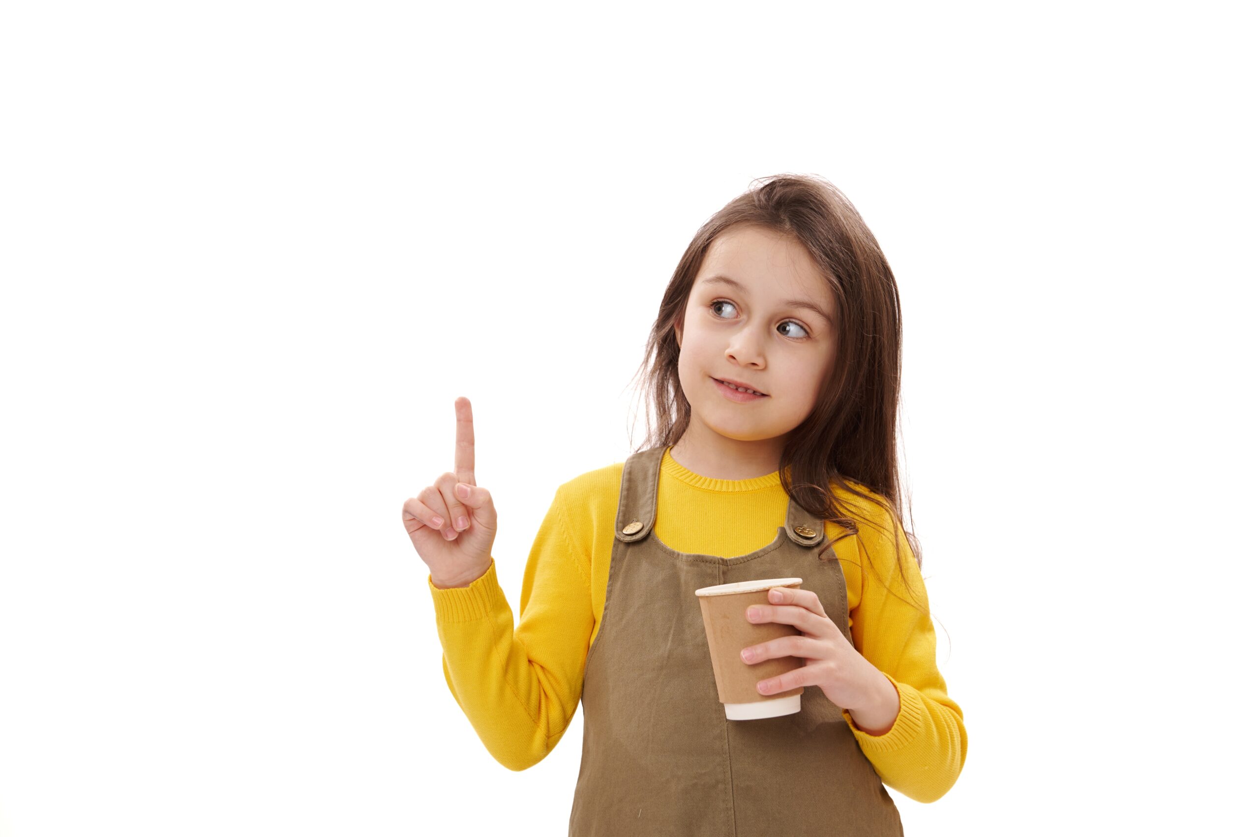 子どもと紙コップ