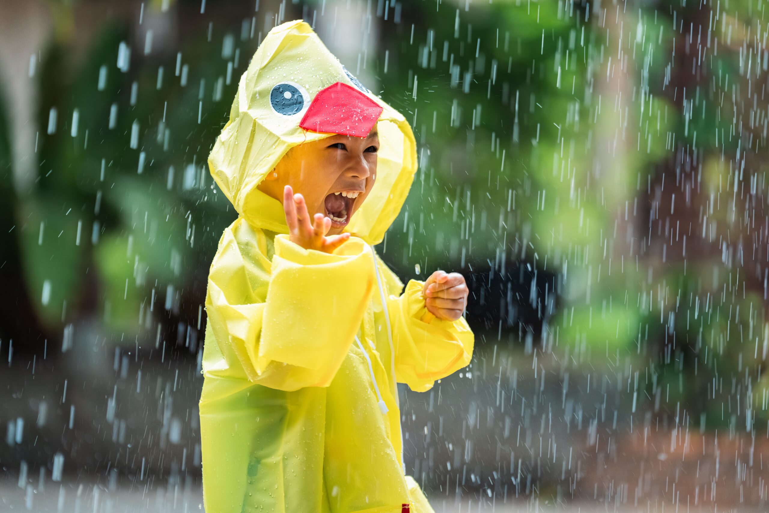 雨の中の子ども