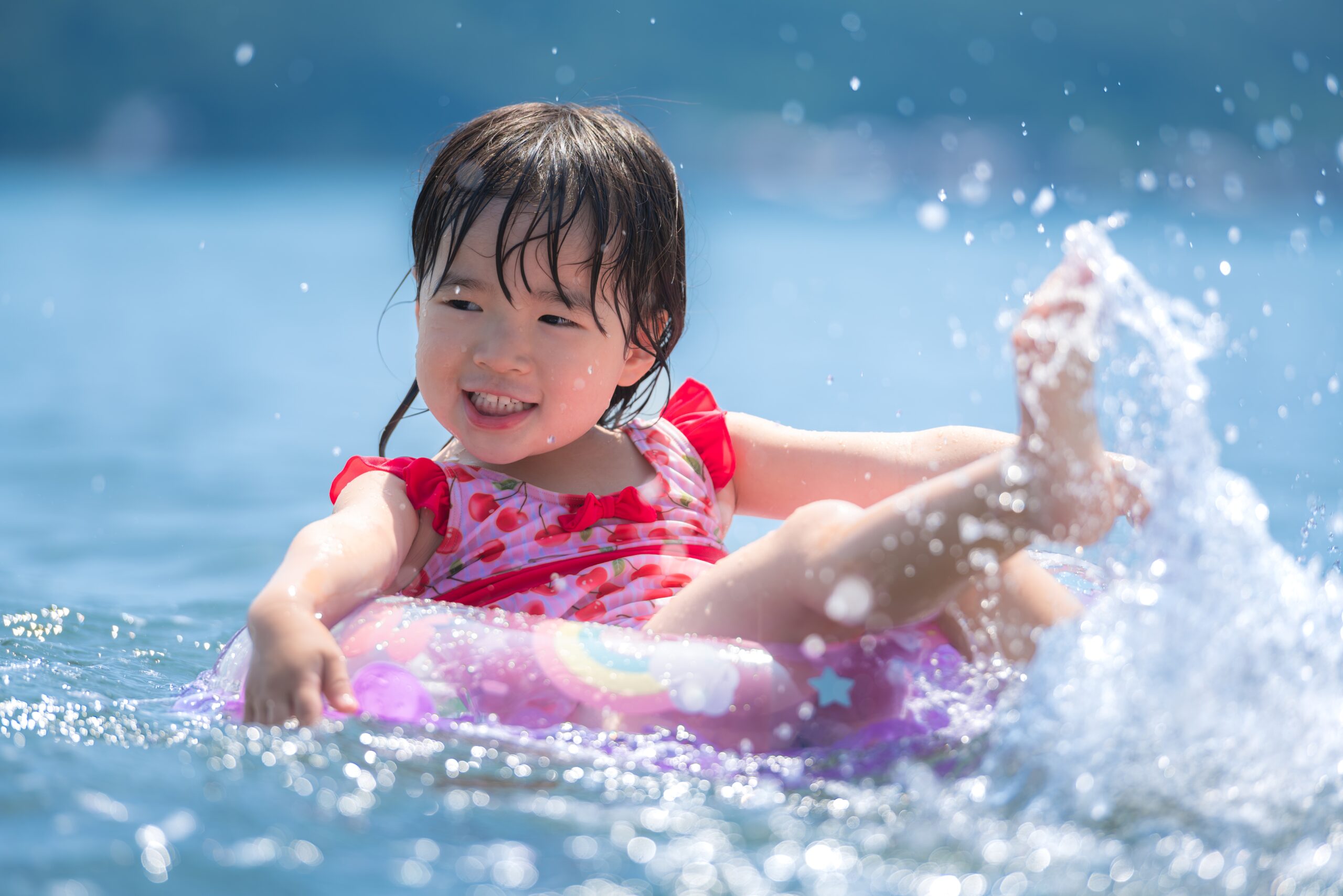 海水浴する子ども